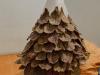 Mẹ trẻ chia sẻ cách làm cây thông Noel bằng lá khô