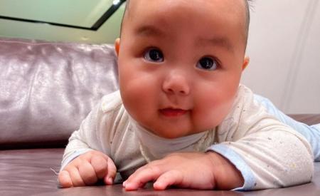 Trương Nam Thành chủ động khoe cặp sinh đôi tròn 5 tháng: Bụ bẫm, đáng yêu hết phần thiên hạ