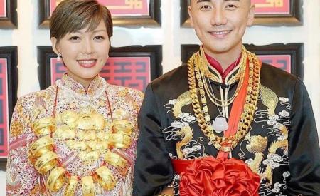 Cặp tình nhân nổi tiếng Hồng Kông đeo vàng trĩu cổ trong hôn lễ