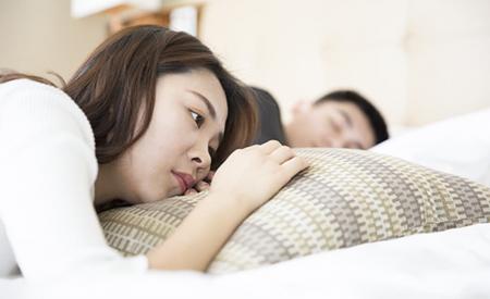 Đến tuổi trung niên, tại sao nhiều cặp vợ chồng dù yêu nhau nhưng không ngủ chung? 