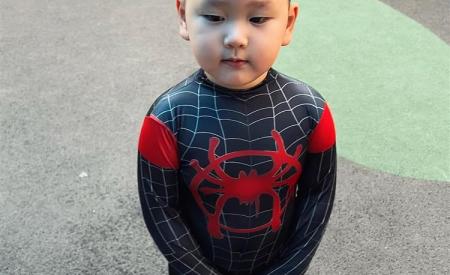 Con trai Trà My Idol hóa người nhện, bức ảnh 906090 gây sốt