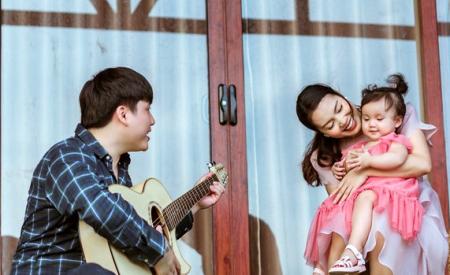 Con gái 3 tuổi của Nguyễn Ngọc Anh hát ca khúc mới cùng bố mẹ