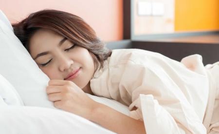 5 cách ngăn ngừa nếp nhăn khi ngủ